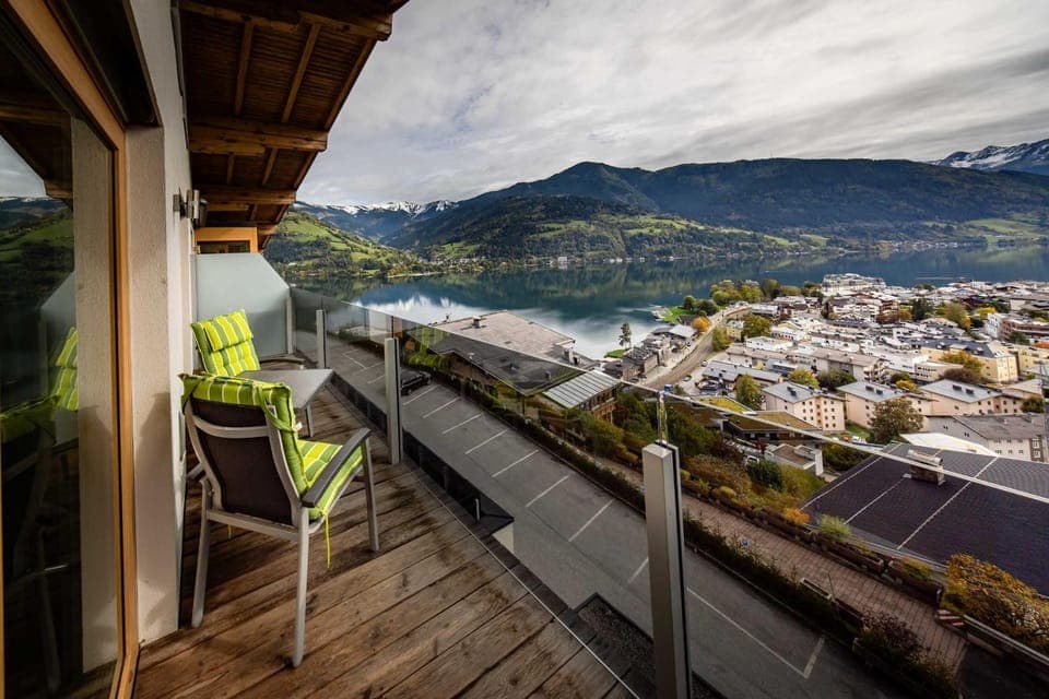 Balcony/Terrace, Seating area, Lake view, Mountain view