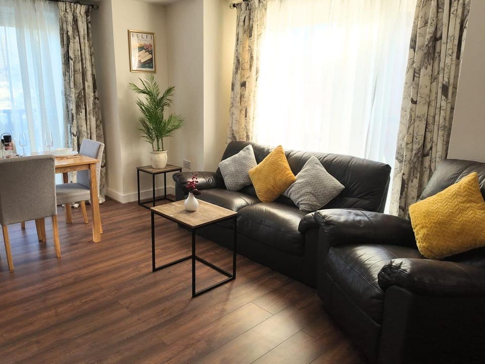 Communal lounge/ TV room, Day, TV and multimedia, Living room, Seating area, Dining area