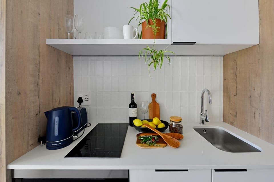 Coffee/tea facilities, Kitchen or kitchenette, stove