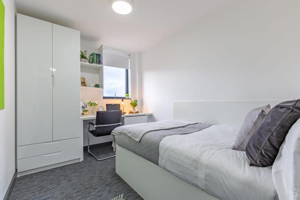 Photo of the whole room, Bedroom, wardrobe