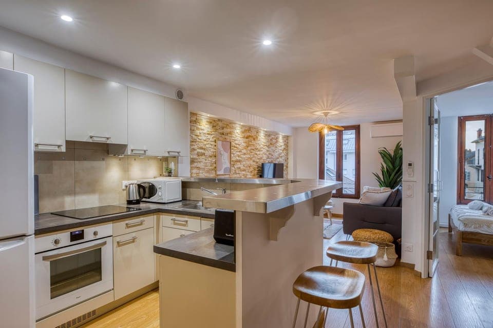 Kitchen or kitchenette, Living room, Seating area, Dining area, dishwasher, minibar, pet friendly, stove, toaster