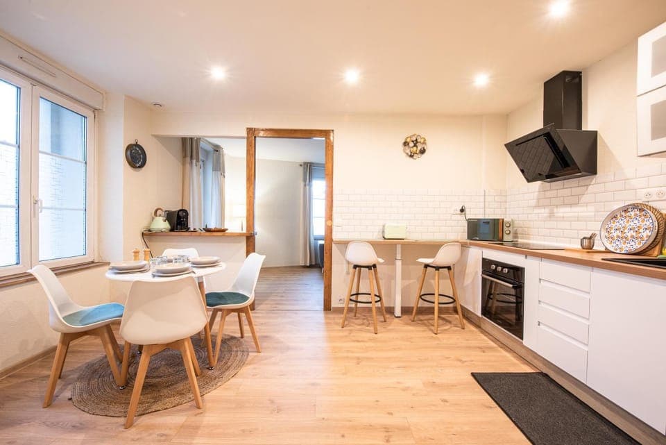 Kitchen or kitchenette, Dining area