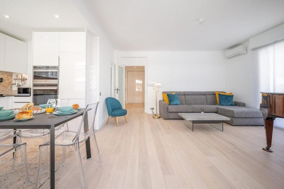 Kitchen or kitchenette, Living room, Seating area, Dining area, internet