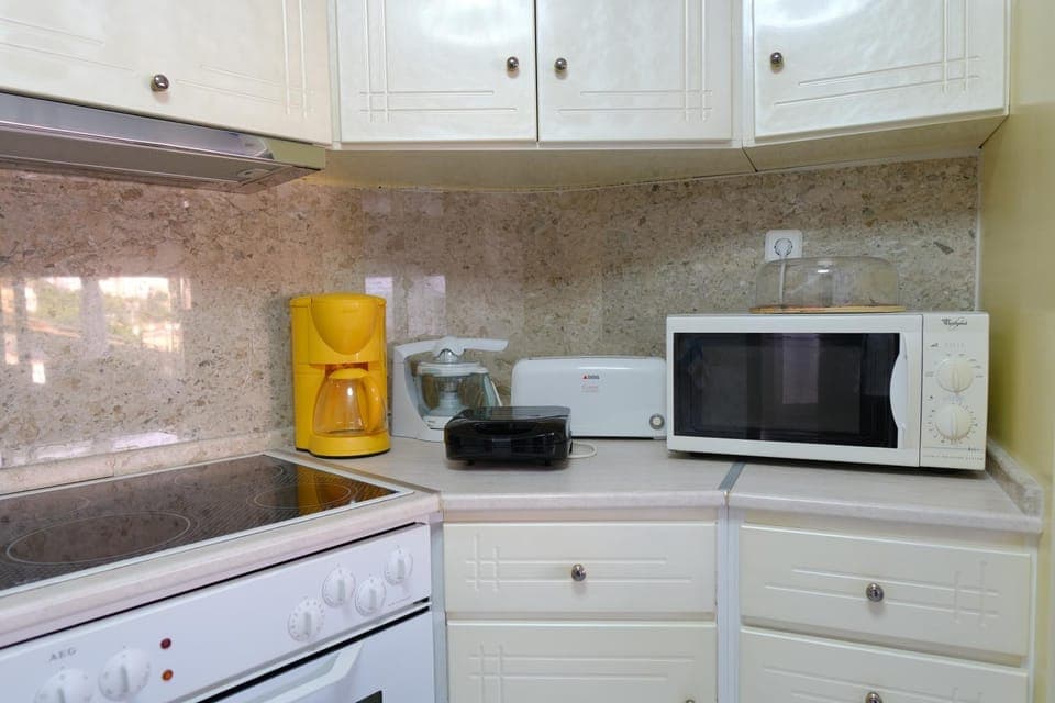 Coffee/tea facilities, stove