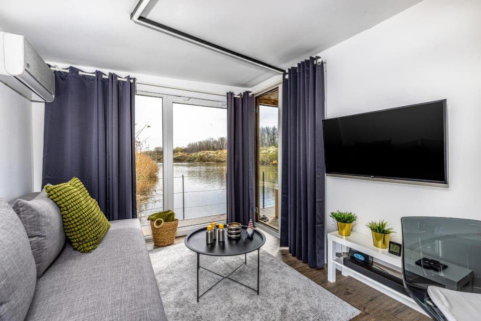 Natural landscape, TV and multimedia, Living room, Seating area