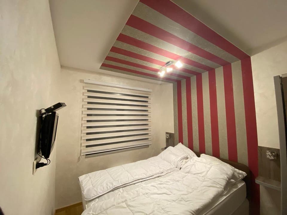 Bed, TV and multimedia, Bedroom