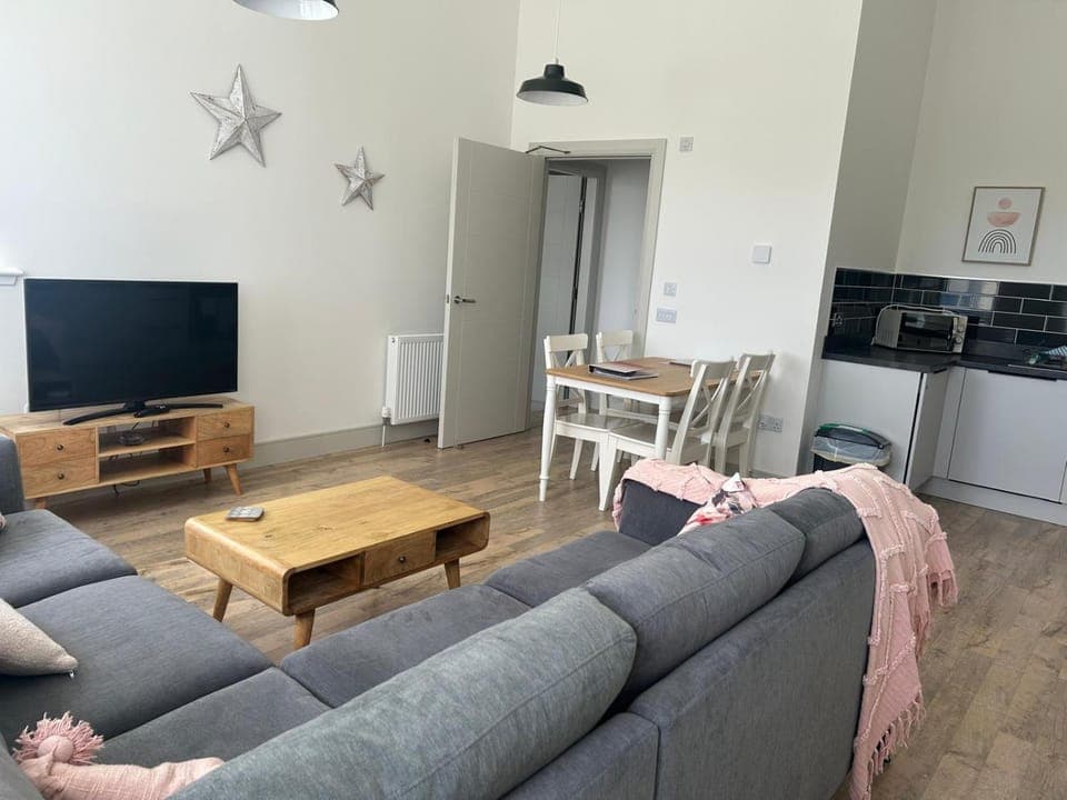 TV and multimedia, Kitchen or kitchenette, Living room, Seating area, Dining area