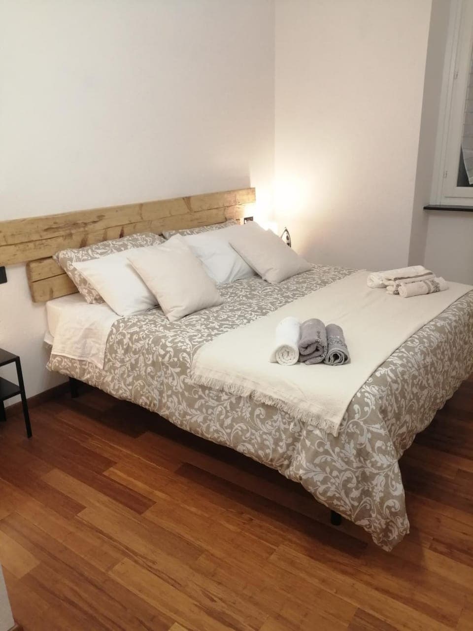 Bed, towels, air conditioner