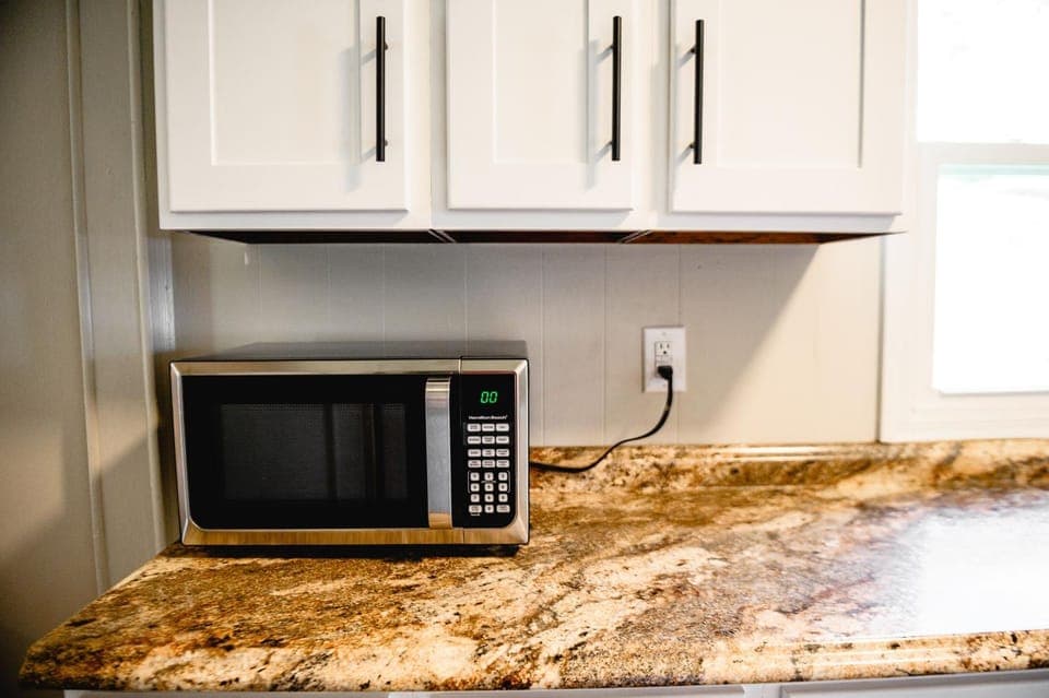 Kitchen or kitchenette, minibar