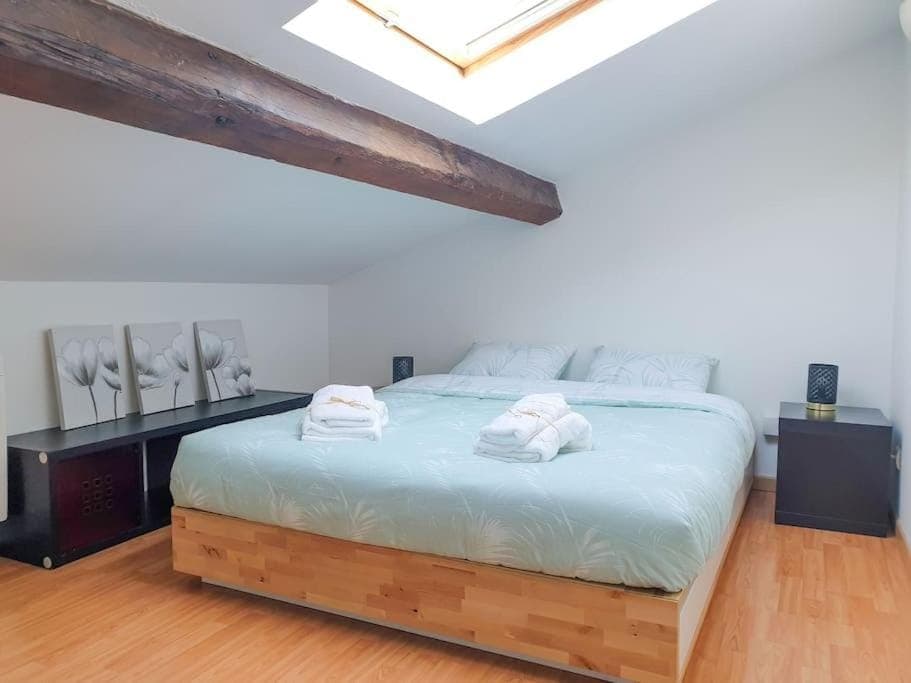 Bed, Photo of the whole room, Bedroom, towels