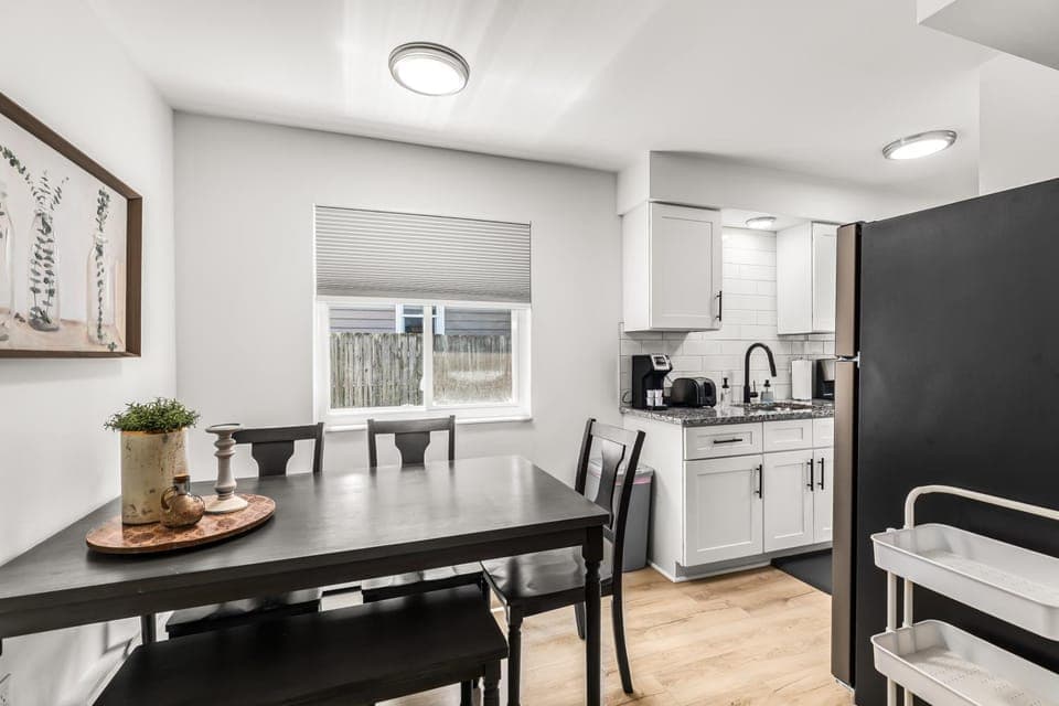 Bright & Spacious 2 Bedroom, Quiet Apartment in Mount Clemens