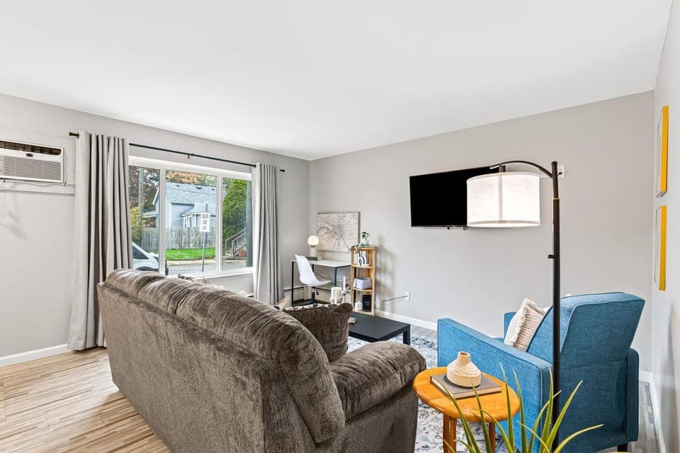 Quiet & Cozy End Unit Near Downtown Mount Clemens Apartment in Mount Clemens