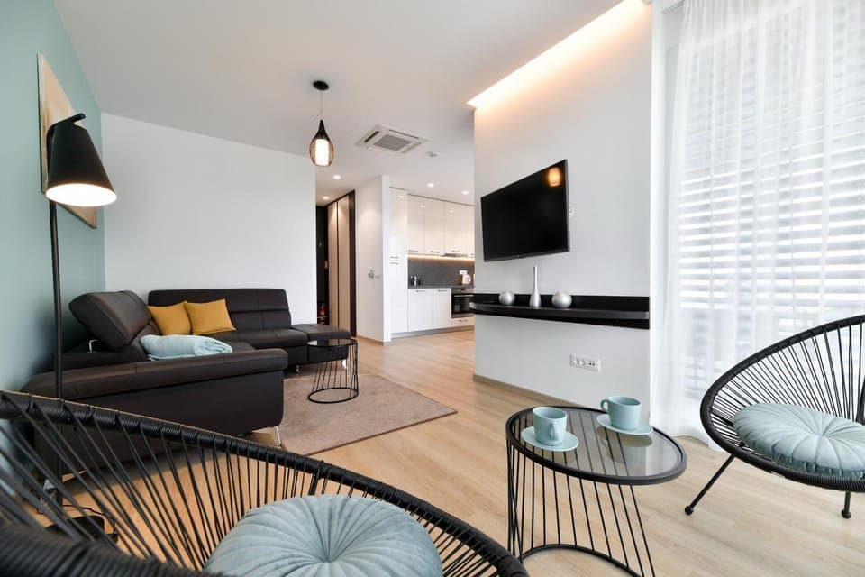 TV and multimedia, Living room, Seating area, Evening entertainment, air conditioner
