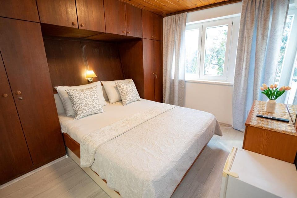 Bedroom, wardrobe