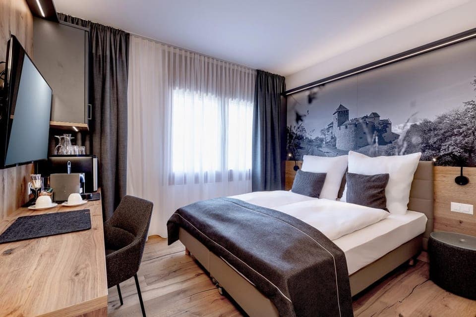 Bed, TV and multimedia, Photo of the whole room, Seating area, Bedroom, hair dresser