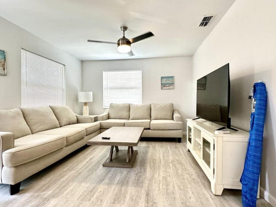 2bd 2ba Sandy Beach W 3Mins to Beach Pool Apartment in Indian Rocks Beach