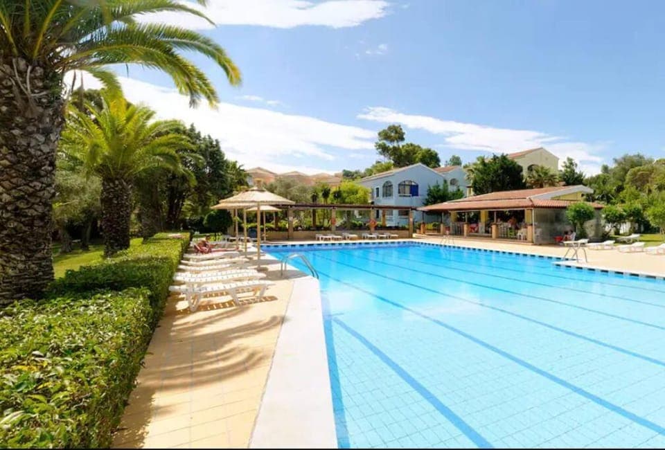Restaurant/places to eat, Lounge or bar, Swimming pool, Swimming pool, Breakfast, sunbed