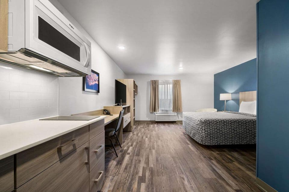 Bed, Kitchen or kitchenette, Bedroom