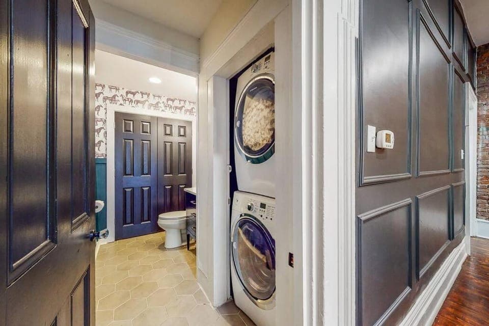 Luxury 8 Bed/4 Ba NuLu Home Private yard/parking House in Louisville