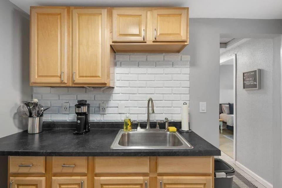 Great Location! 2BR - King Bed - Private Laundry Apartment in Eastpointe