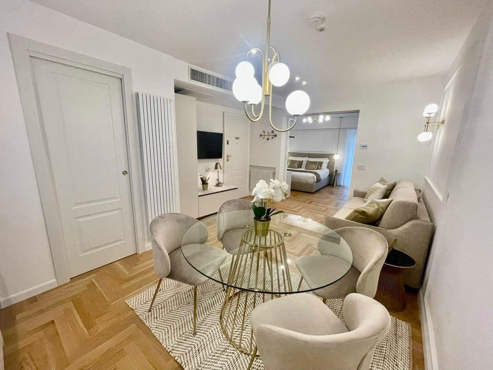 TV and multimedia, Living room, Seating area, Dining area