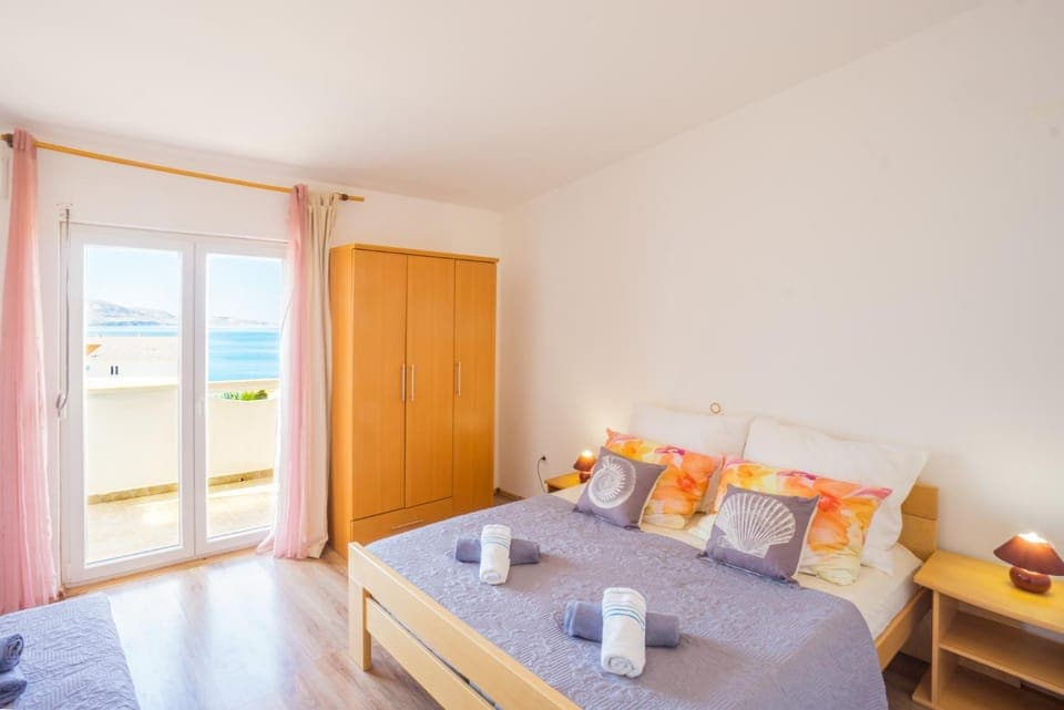 Photo of the whole room, Bedroom, Sea view