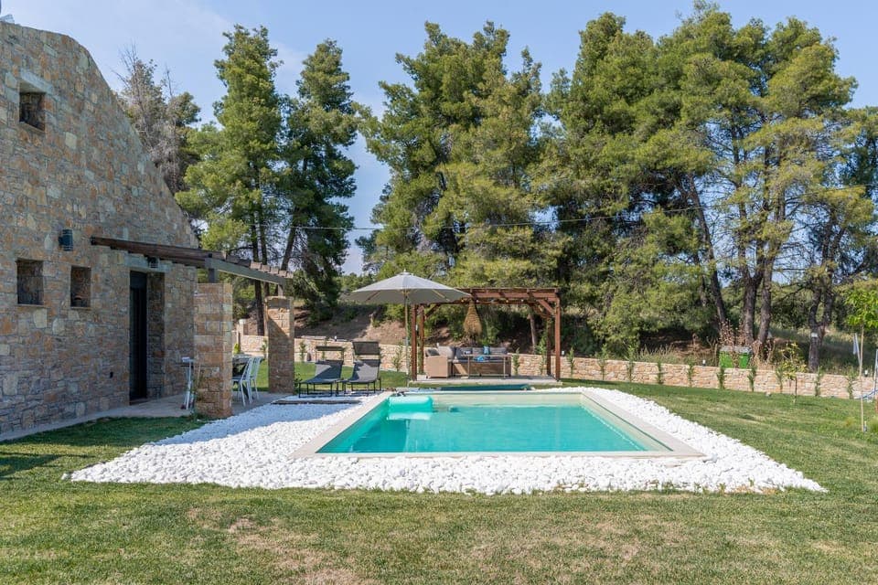 Property building, Day, Garden, Swimming pool, Swimming pool