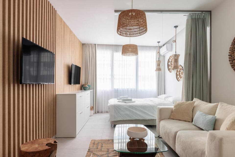 Bed, TV and multimedia, Living room, Photo of the whole room, Evening entertainment