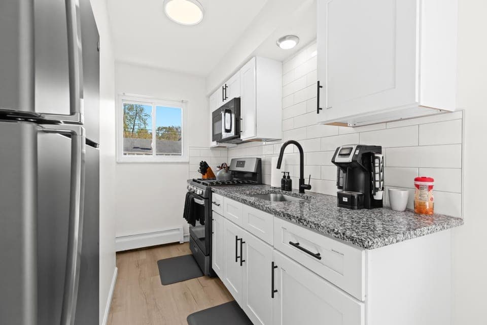 Modern 1BR - Fast WiFi - Coffee Bar - Pet Friendly Apartment in Mount Clemens