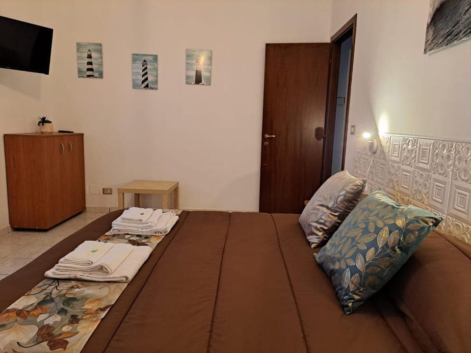 Bed, TV and multimedia, Photo of the whole room, Bedroom, towels, wardrobe