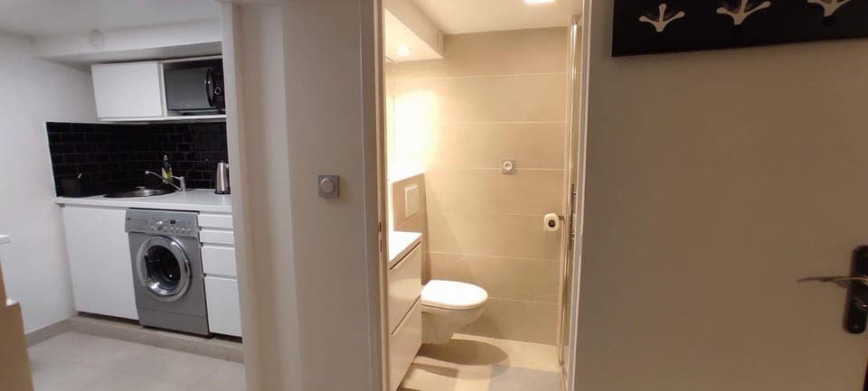 Shower, Toilet, kitchen