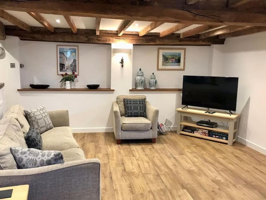 Communal lounge/ TV room, TV and multimedia, Living room, Seating area, Evening entertainment