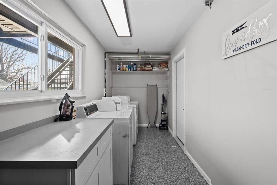 2nd Floor, Corner unit ft. King Bed - Workspace Apartment in Mount Clemens