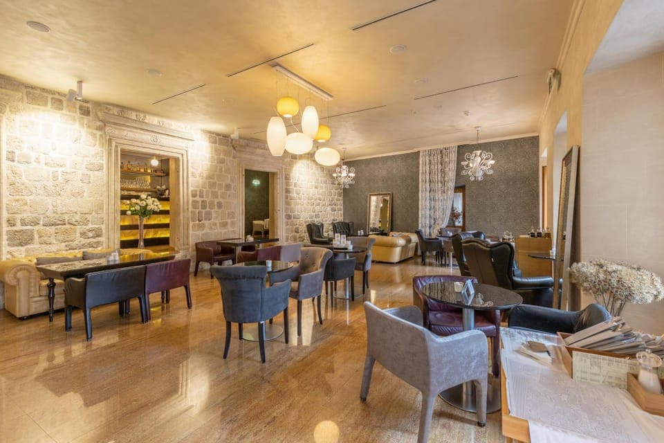 Property building, Restaurant/places to eat