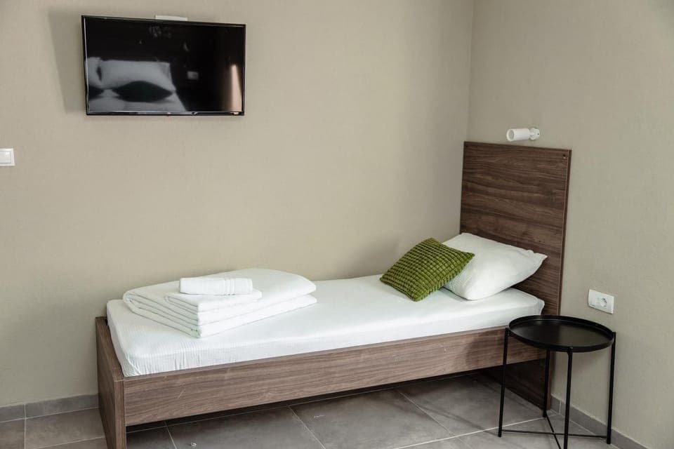 Bed, TV and multimedia, Bedroom, towels