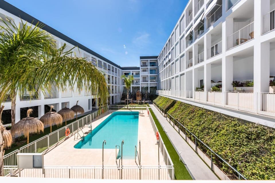 Property building, Spring, Day, Garden, Balcony/Terrace, Garden view, Pool view, Swimming pool, Swimming pool, sunbed