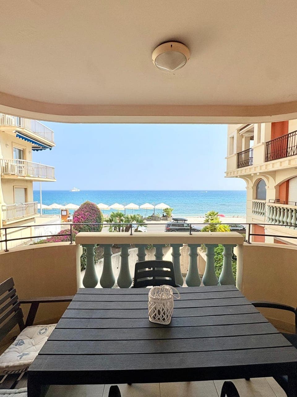 Natural landscape, View (from property/room), Balcony/Terrace, Dining area, Beach, Sea view