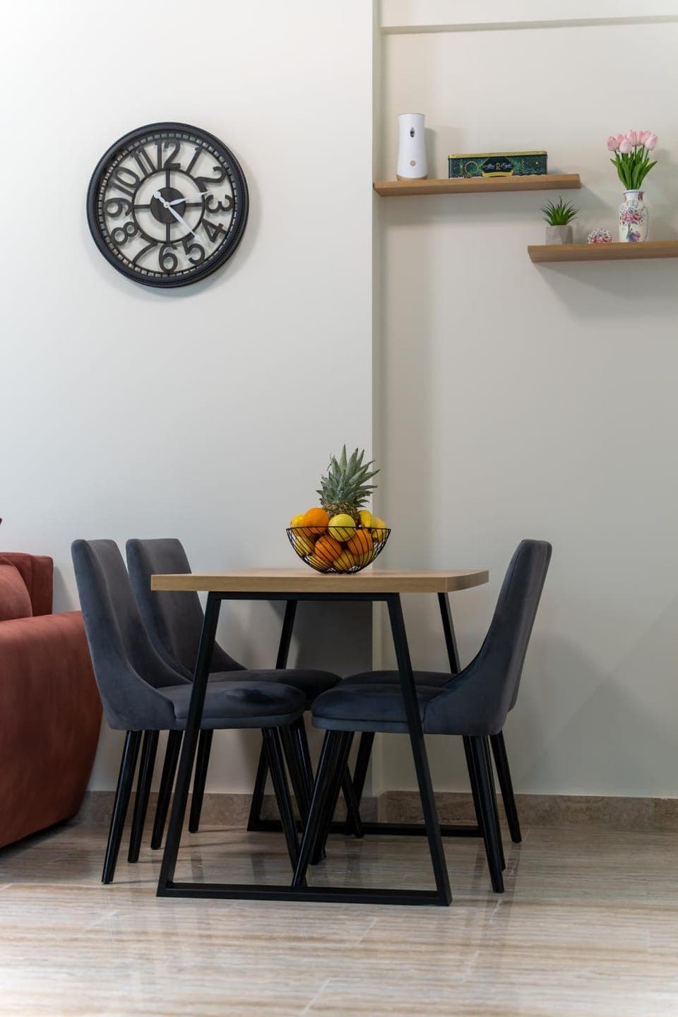 Living room, Food and drinks, Seating area, Dining area, Food