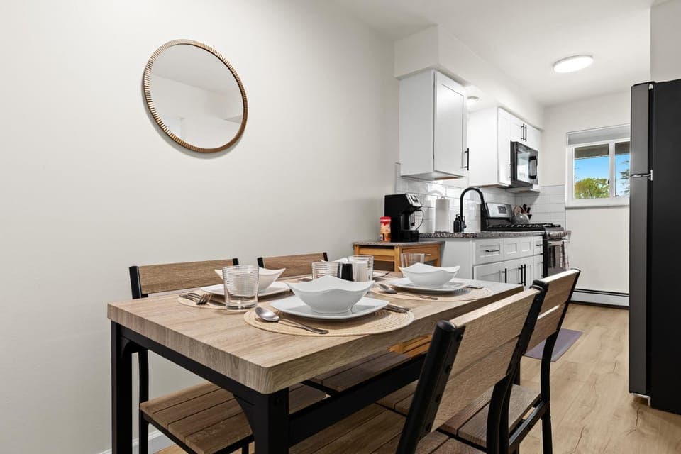 Bright & Modern Flat - King Bed - Near Downtown Apartment in Mount Clemens