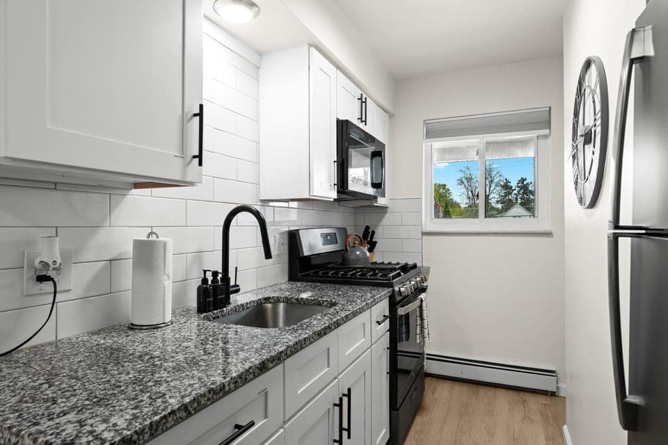 Bright & Modern Flat - King Bed - Near Downtown Apartment in Mount Clemens