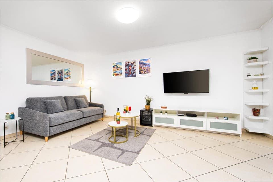 Communal lounge/ TV room, TV and multimedia, Living room, Seating area