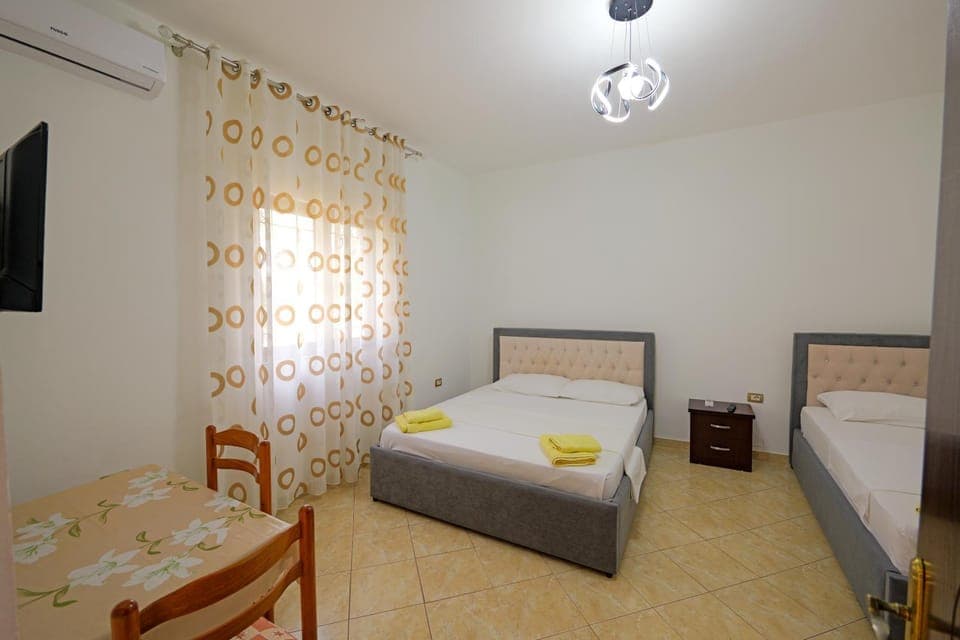 Bed, TV and multimedia, Photo of the whole room, Bedroom, towels, air conditioner