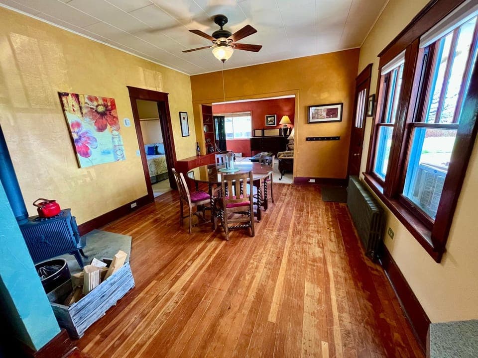 Dining area, Bedroom, flat iron