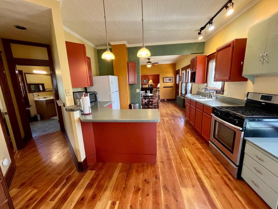 Property building, Bathroom, Dining area, stove, kitchen