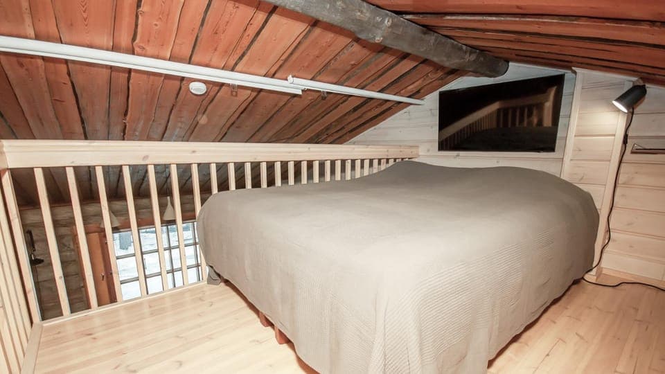 Bed, TV and multimedia, Bedroom