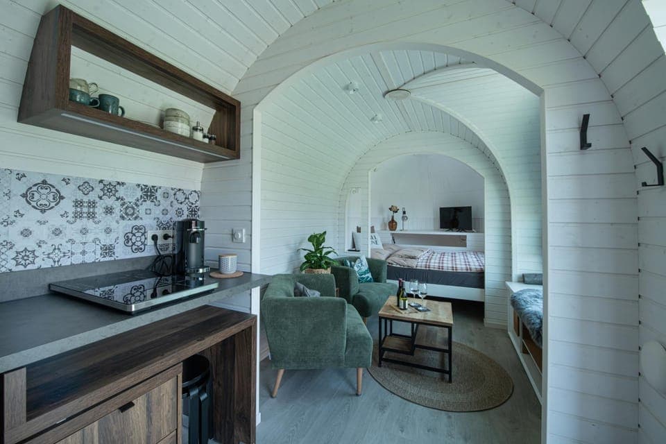 Bed, Kitchen or kitchenette, Living room, Photo of the whole room, Seating area, Dining area, Bedroom, stove