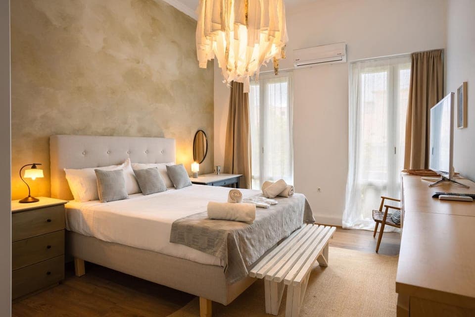 Bed, TV and multimedia, Photo of the whole room, Bedroom, towels