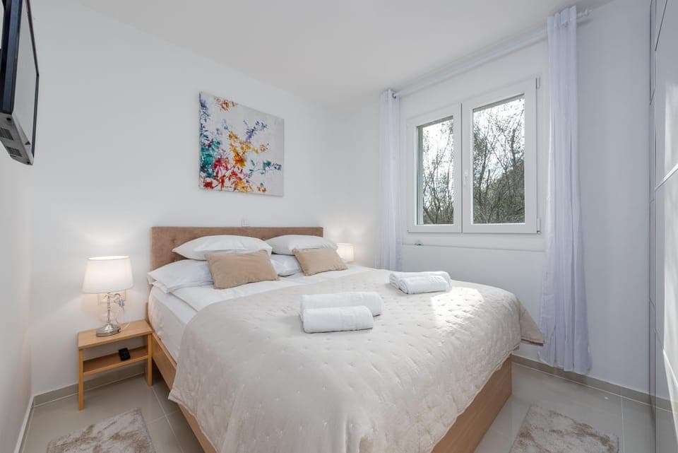 Bed, TV and multimedia, Photo of the whole room, Bedroom, towels