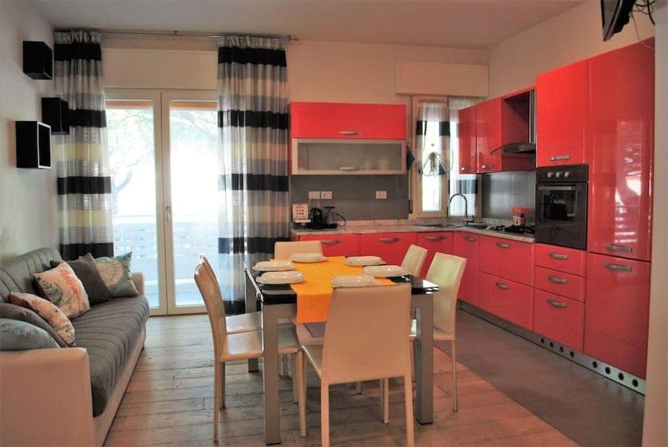 Kitchen or kitchenette, Living room, Seating area, Dining area, minibar, pet friendly, stove