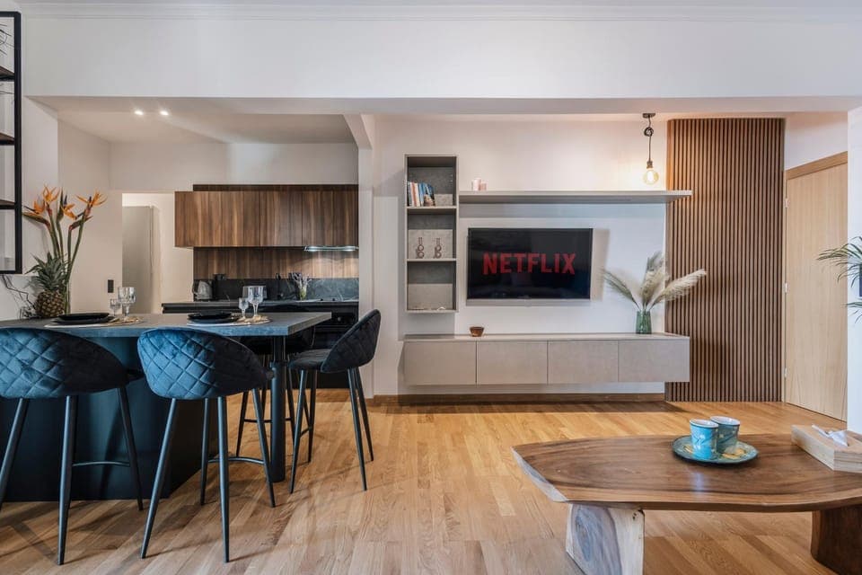 TV and multimedia, Kitchen or kitchenette, Living room, Seating area, Dining area